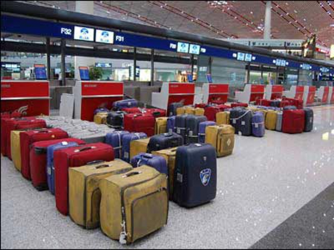 Đừng chuyển giúp hành lý cho người khác khi đi máy bay